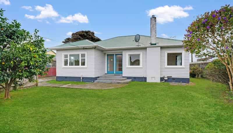 595 Queen Street East, Levin