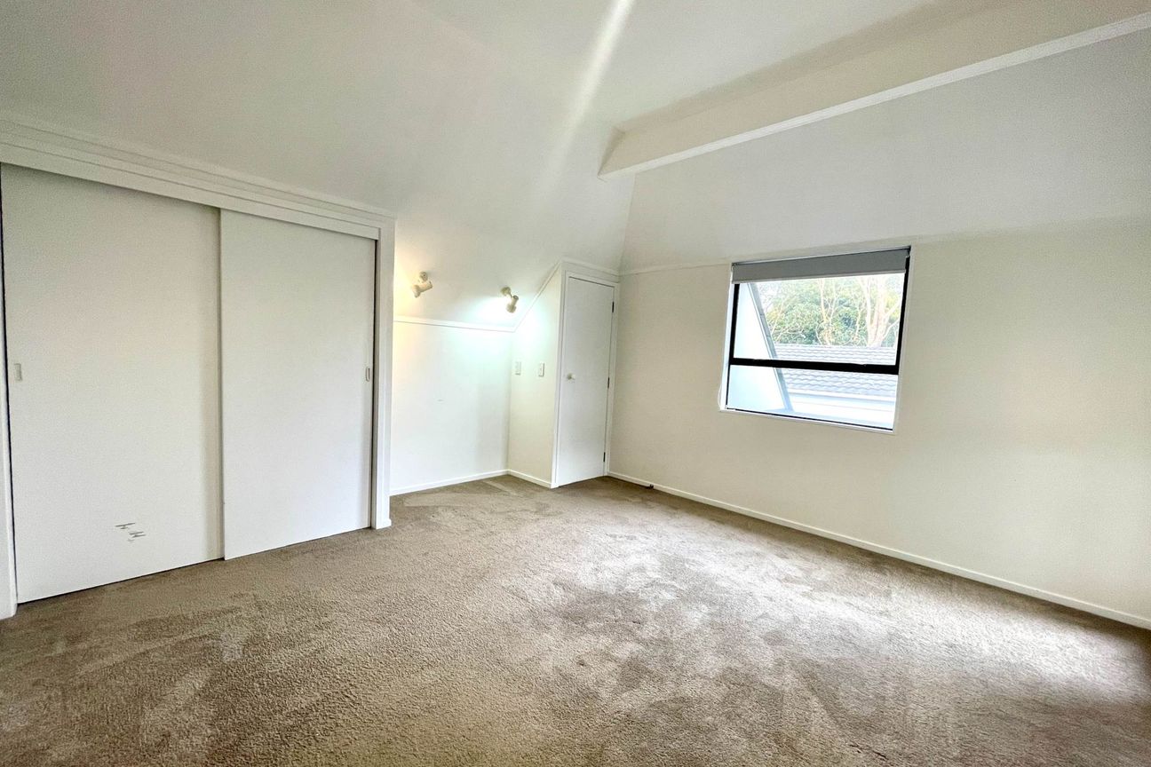 North-Facing 3-Bedroom Unit above the Abbotts ... – další