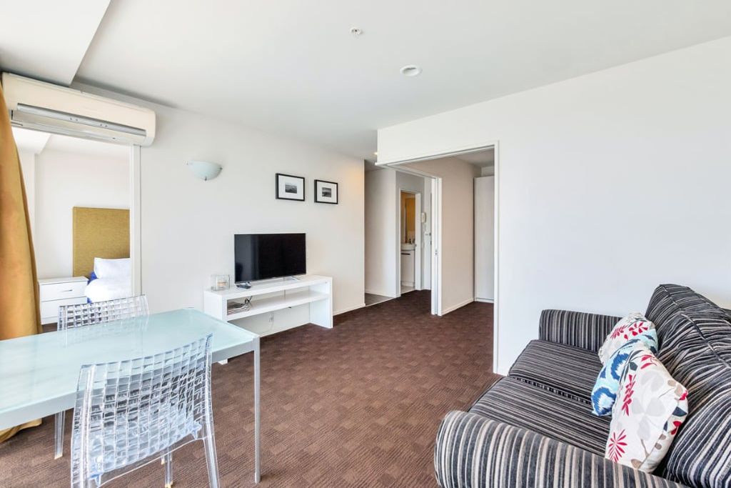 Versatile Two Bedroom Apartment - The Quadrant with Bar, Spa, Pool, Sauna & Gym - Aanzicht 3