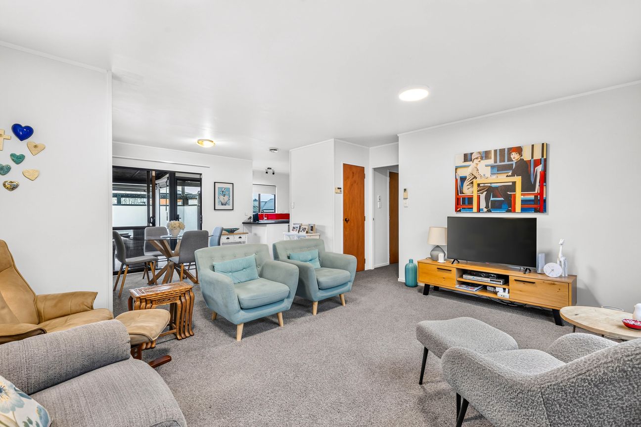 Immaculately presented brick and tile unit - Więcej