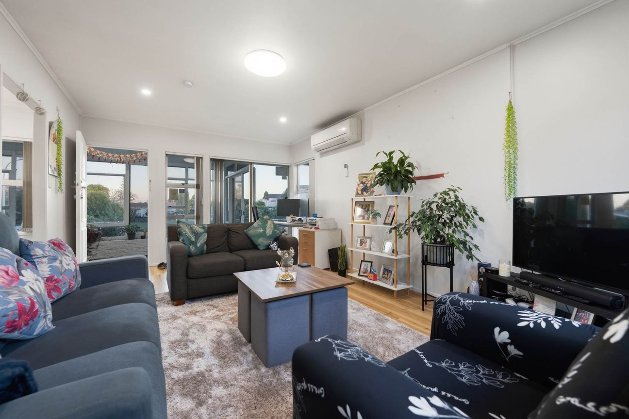 HOME & INCOME ON CORNER SITE - Veduta 2