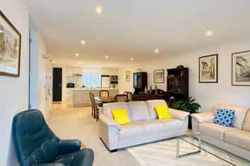 213/252 Centreway Road, Orewa