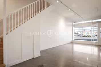 RETAIL FRONTAGE ON BUSY KARANGAHAPE STRIP
