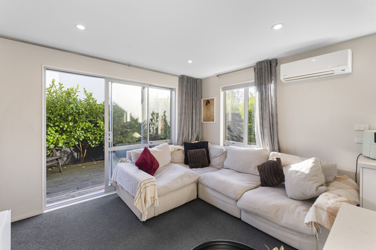 Close to the action - 3 bed, city pad with garage - Aanzicht 4