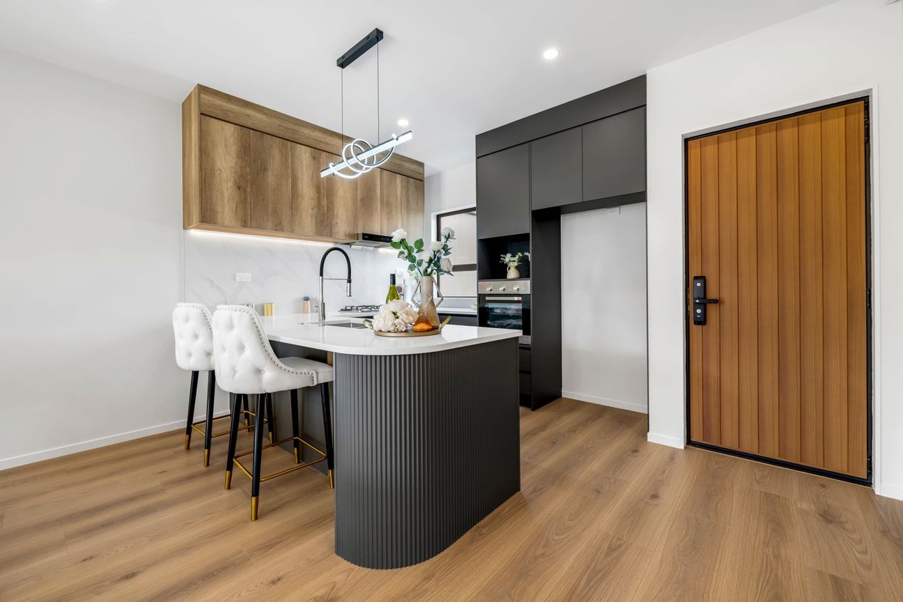 Stylish 4-Bedroom Home with Garage - Więcej