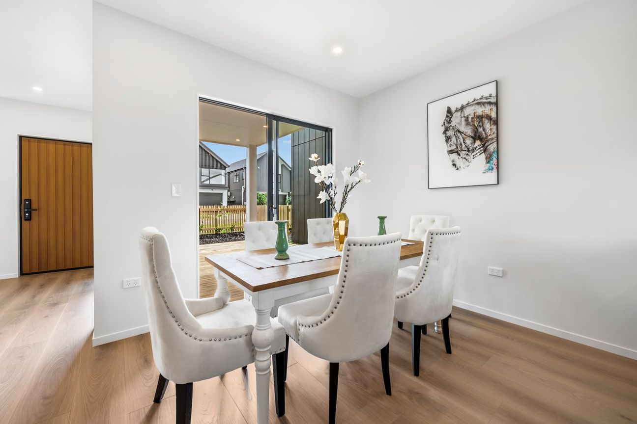 Stylish 4-Bedroom Home with Garage - Widok 5