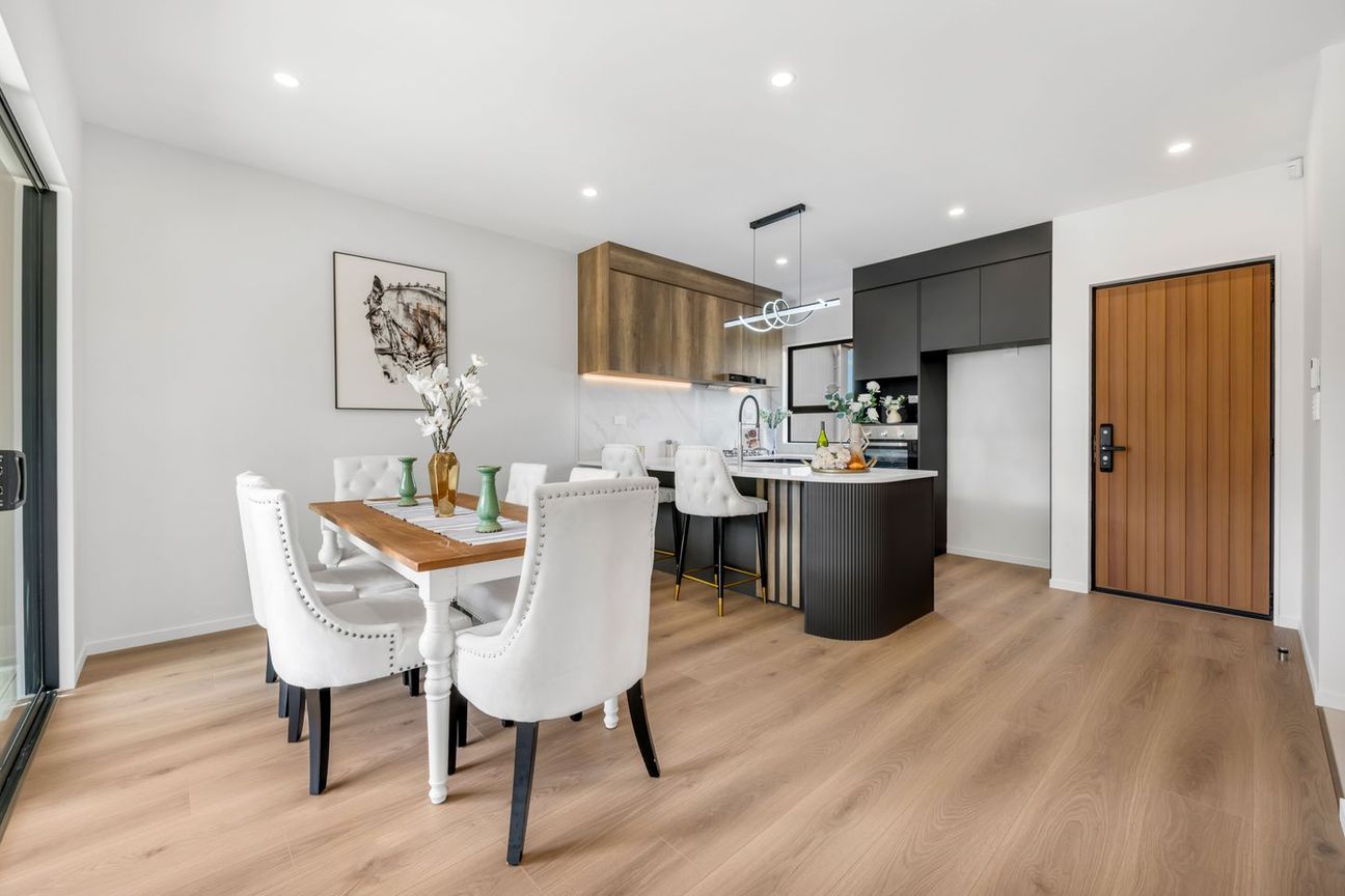 Stylish 4-Bedroom Home with Garage - Widok 2