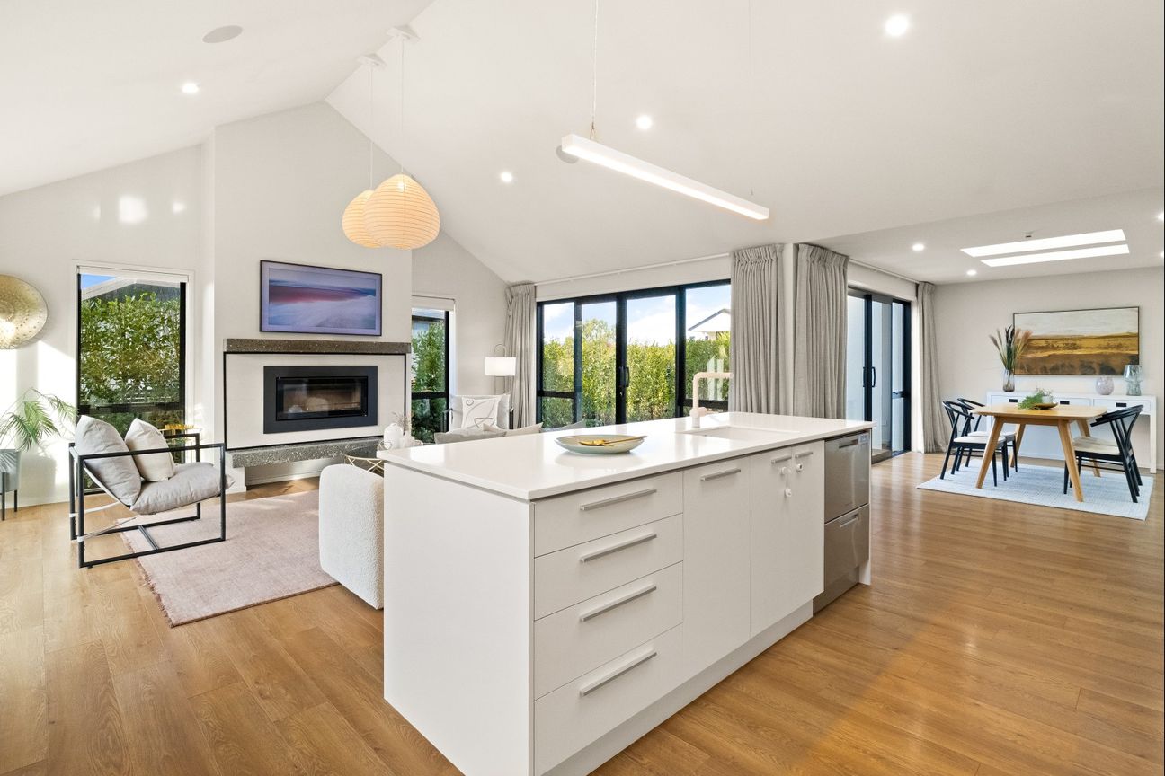 Near New, Stylish Living - not yet under offer - Widok 5