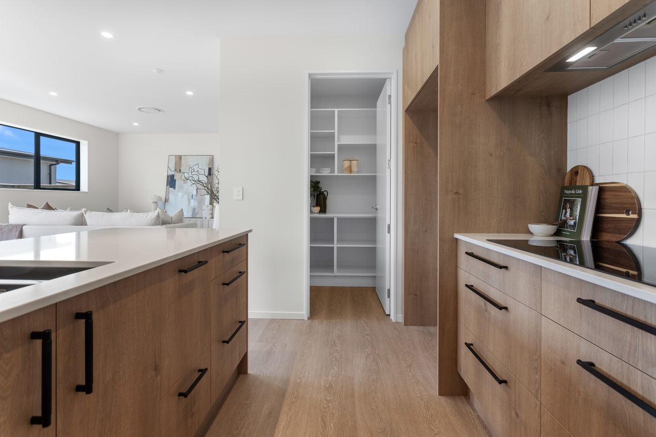 Architectural elegance, brand new & ready now! - Więcej