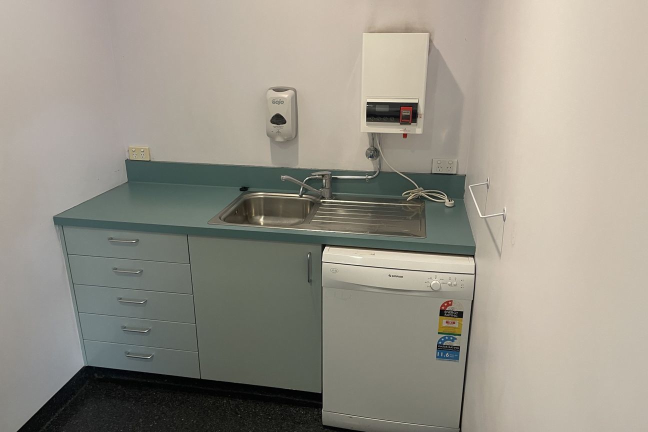 Ground Floor Commercial Space - 20 Oxford Street - Więcej