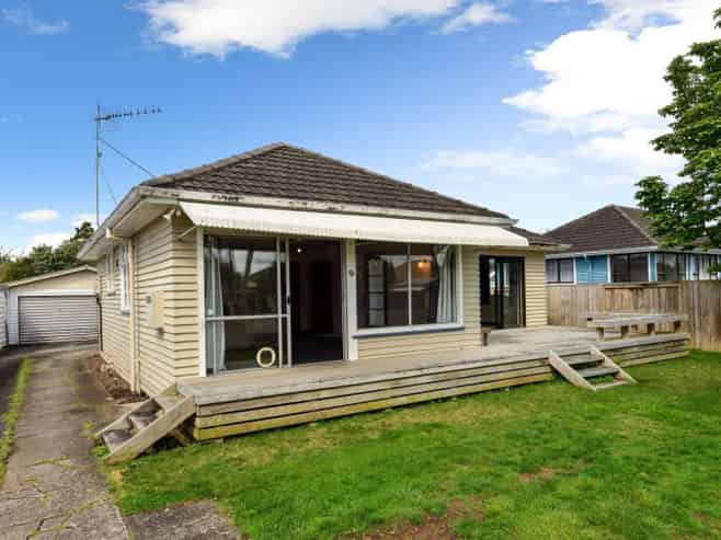 42 Montgomery Crescent, Bader