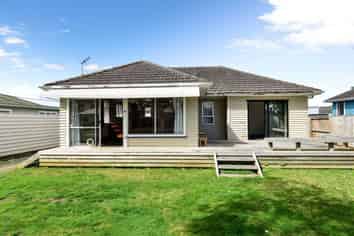 42 Montgomery Crescent, Bader