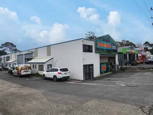 Trade retail with excellent exposure!