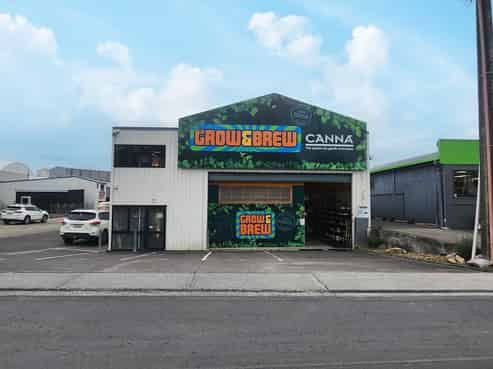 Trade retail with excellent exposure!