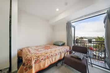 2J/10 Crown Lynn Place, New Lynn