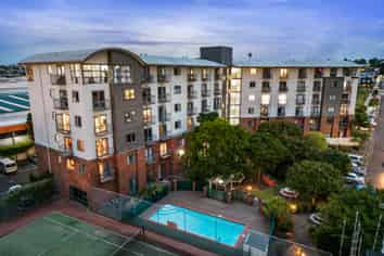 2J/10 Crown Lynn Place, New Lynn