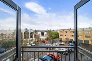 2J/10 Crown Lynn Place, New Lynn