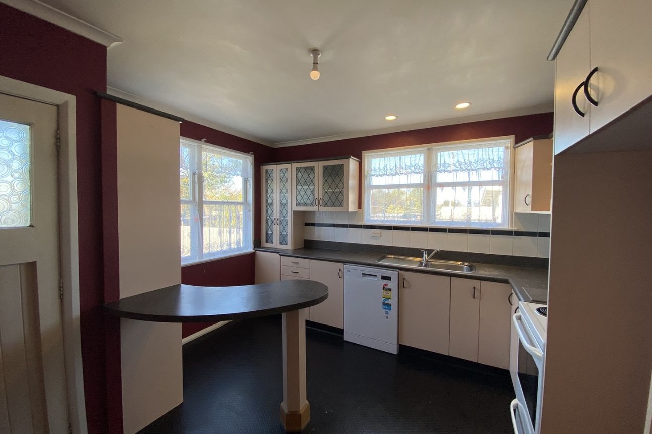 Sunny Family Living in Sought-After Lansdowne - Widok 2