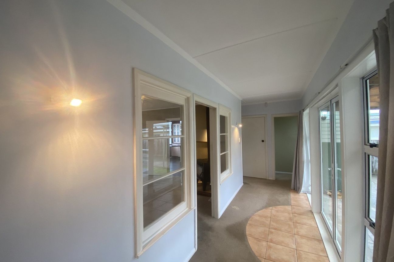 Sunny Family Living in Sought-After Lansdowne - Więcej