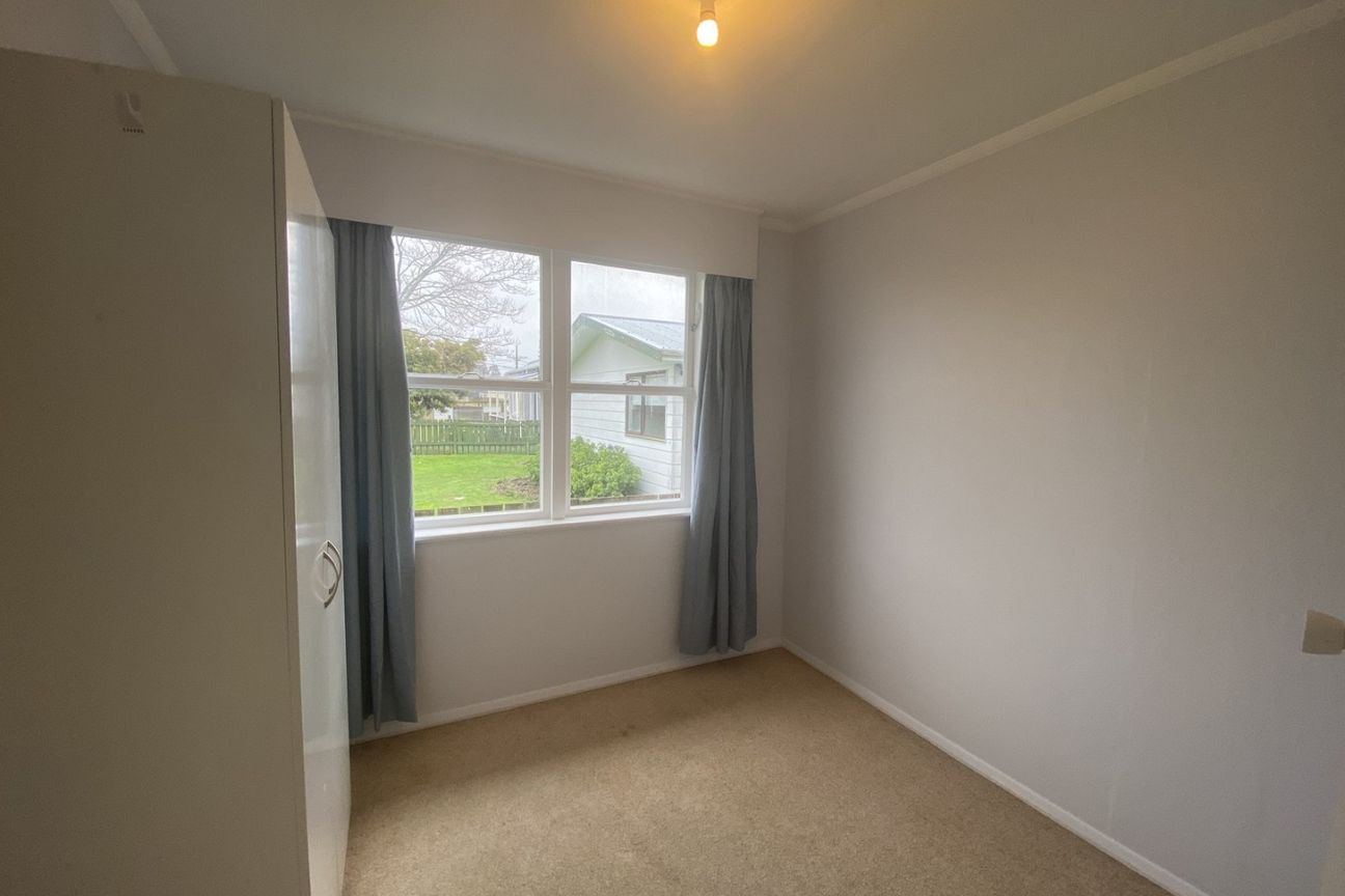 Sunny Family Living in Sought-After Lansdowne - Widok 5