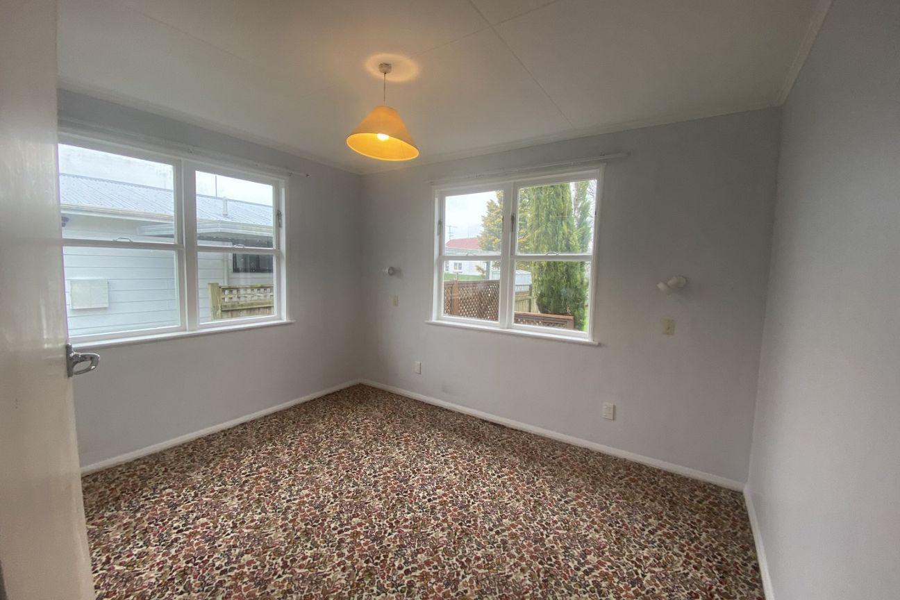 Sunny Family Living in Sought-After Lansdowne - Widok 6