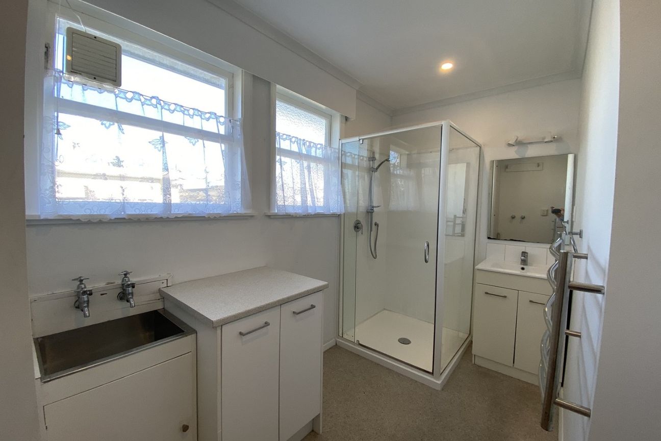 Sunny Family Living in Sought-After Lansdowne - Widok 3