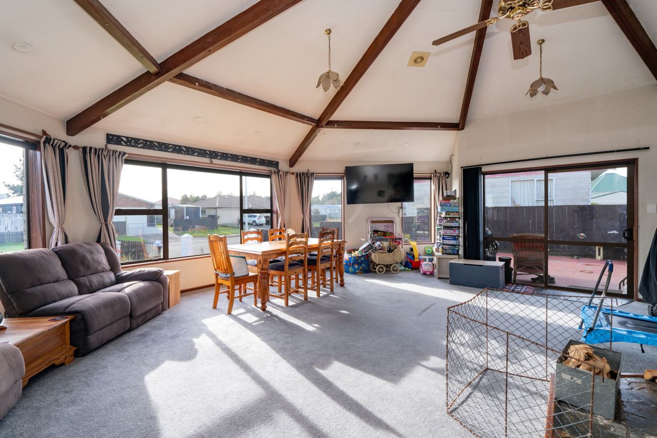 Four Bedrooms - Solid Bones & Potential! – pohled 4