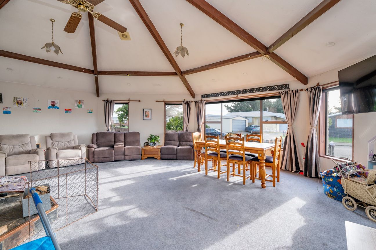 Four Bedrooms - Solid Bones & Potential! – pohled 2