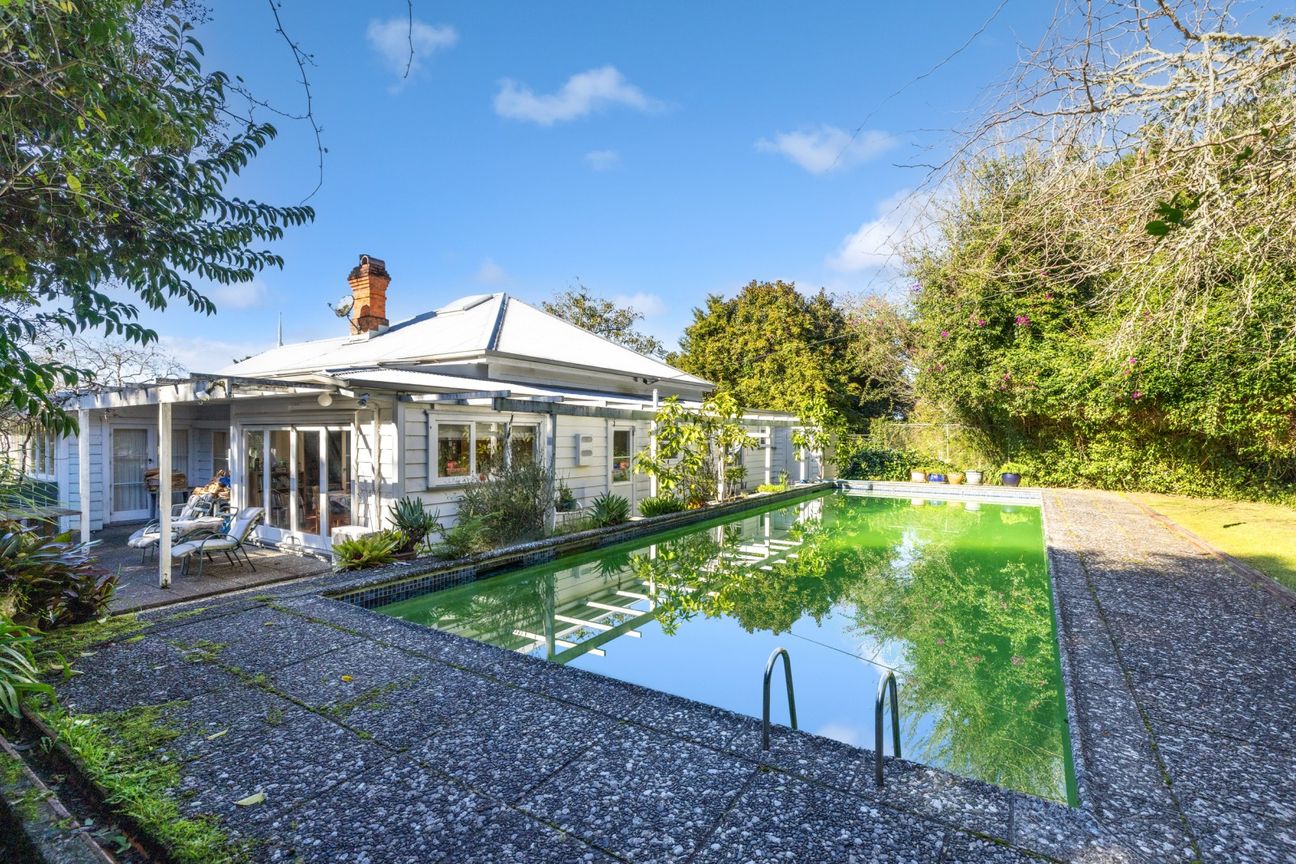 Iconic Warkworth villa, restore, develop or both - Więcej