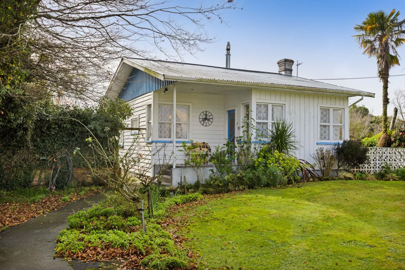 Cute Cottage with Character, Comfort & Potential - Vista 2