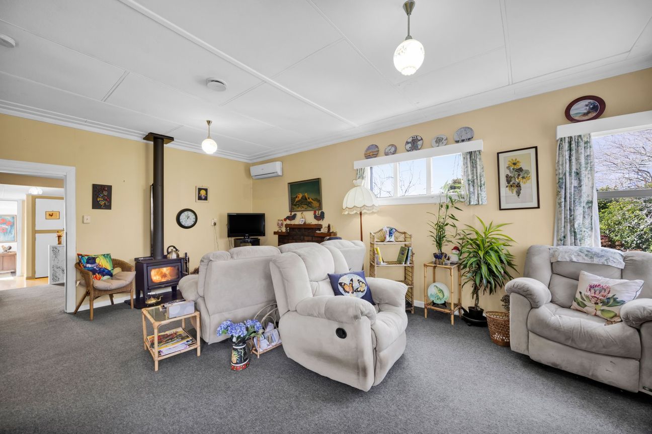 Cute Cottage with Character, Comfort & Potential - Vista 3