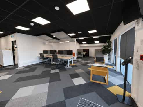 Professional office with profile and parking
