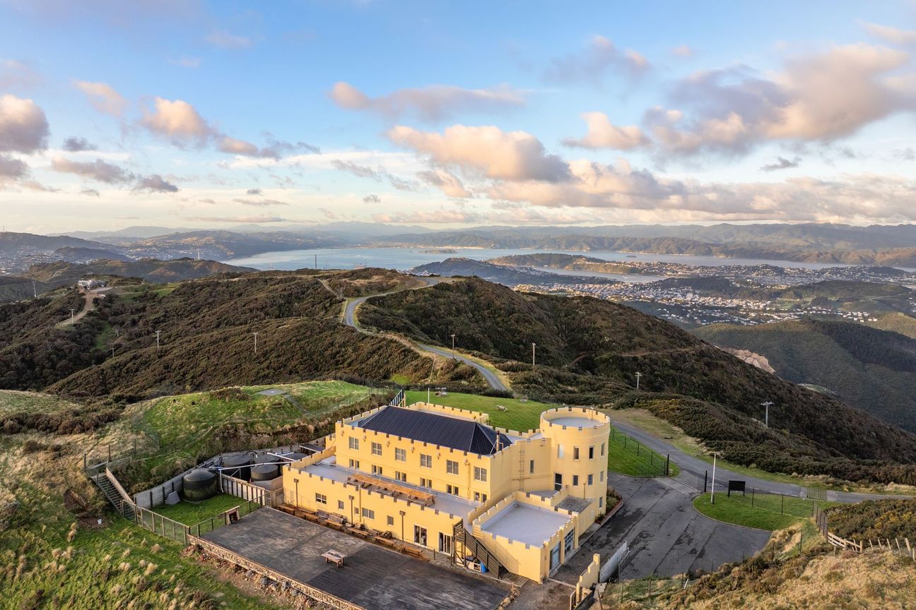 Wellington's Hilltop Castle - Tuilleadh