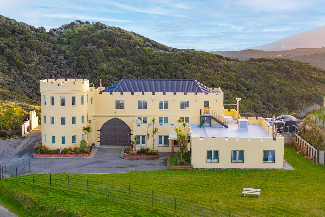 Wellington's Hilltop Castle - Radharc 6
