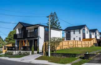 2/17 Lowtherhurst Rd, Massey