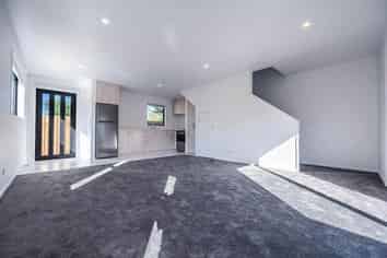 2/17 Lowtherhurst Rd, Massey