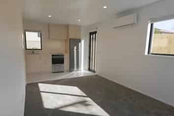 2/17 Lowtherhurst Rd, Massey
