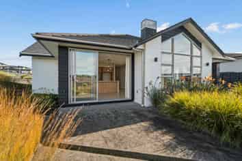 2 Colonial Drive, Millwater