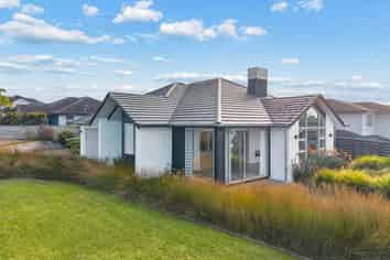 2 Colonial Drive, Millwater