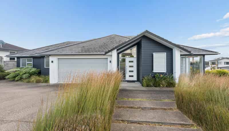 2 Colonial Drive, Millwater
