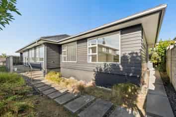 2 Colonial Drive, Millwater