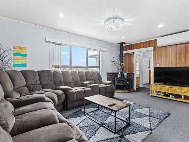 16 Waterview Road West, Takanini