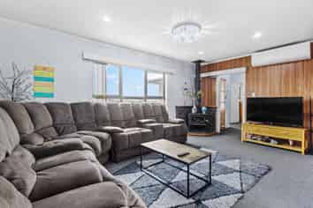 16 Waterview Road West, Takanini