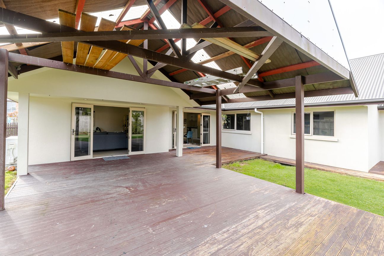 Quality Ex-Show Home in Double School Zone - Vista 5