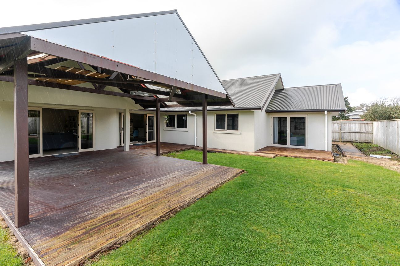 Quality Ex-Show Home in Double School Zone - Vista 6