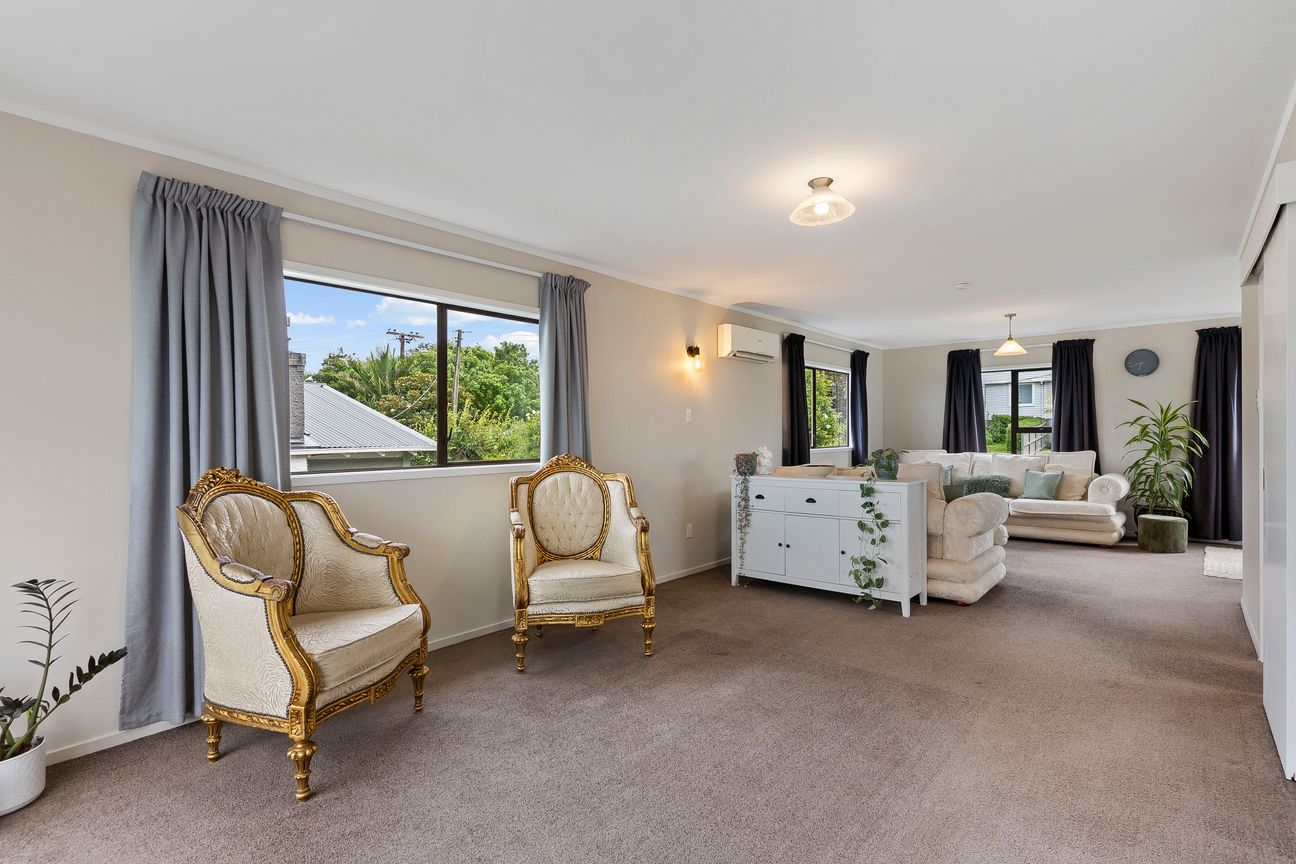 Elevated One Tree Hill Living with Harbour Views - Fler