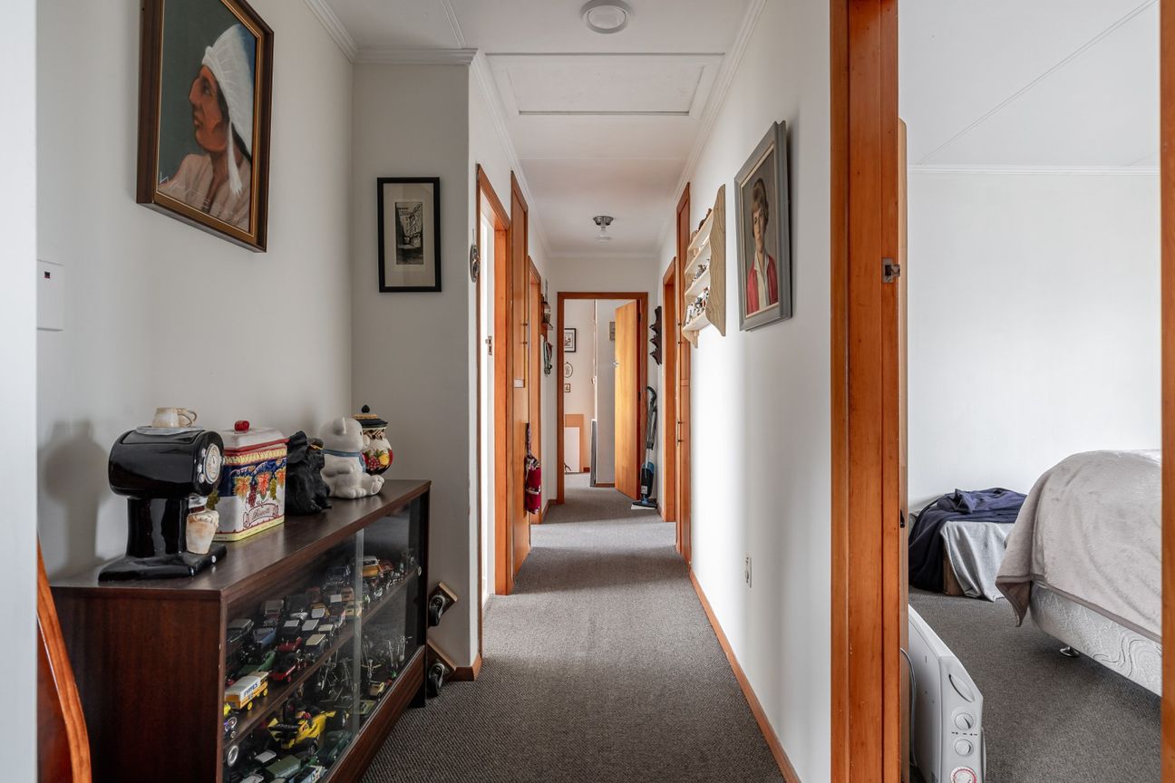 1960s HOME WITH POTENTIAL CLOSE TO TOWN - Mehr