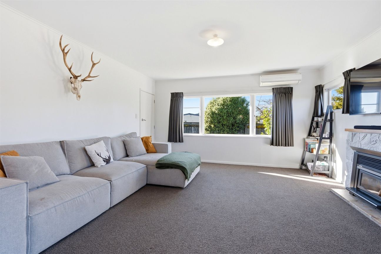 Affordable, Central and Surprisingly Spacious! - Aanzicht 5