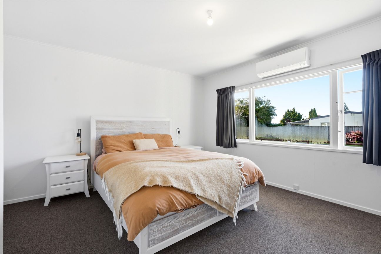 Affordable, Central and Surprisingly Spacious! - Aanzicht 6