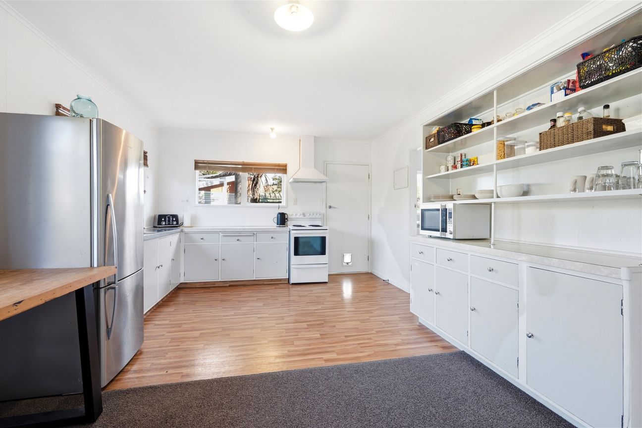 Affordable, Central and Surprisingly Spacious! - Aanzicht 3
